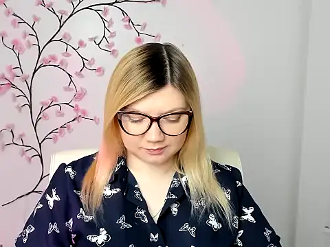 Snapshot of Lola_moree chatting on January 17, 6:51 am Lola moree online show from January 17, 6:51 am