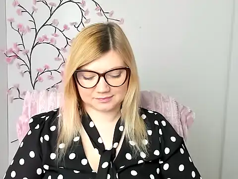 Snapshot of Lola_moree chatting on February 5, 12:54 pm Lola moree online show from February 5, 12:54 pm