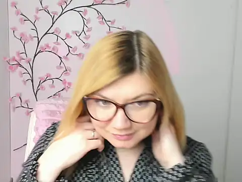 Snapshot of Lola_moree chatting on February 9, 12:42 pm Lola moree online show from February 9, 12:42 pm