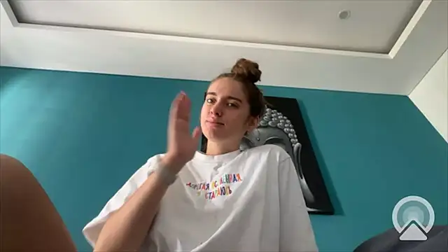 Snapshot of valure_lera chatting on March 4, 2:06 am valure lera online show from March 4, 2:06 am