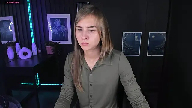 Snapshot of CharmBianca chatting on February 8, 9:56 am CharmBianca online show from February 8, 9:56 am