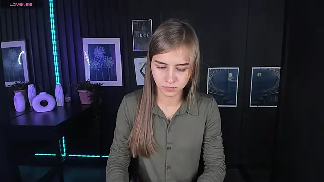 Snapshot of CharmBianca chatting on February 8, 1:22 pm CharmBianca online show from February 8, 1:22 pm