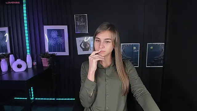 Snapshot of CharmBianca chatting on February 8, 4:25 pm CharmBianca online show from February 8, 4:25 pm