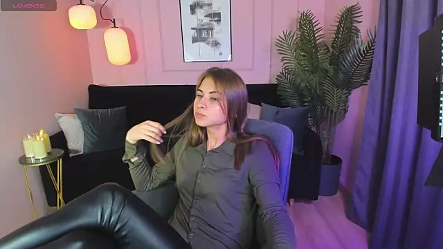 Snapshot of CharmBianca chatting on February 13, 12:00 pm CharmBianca online show from February 13, 12:00 pm