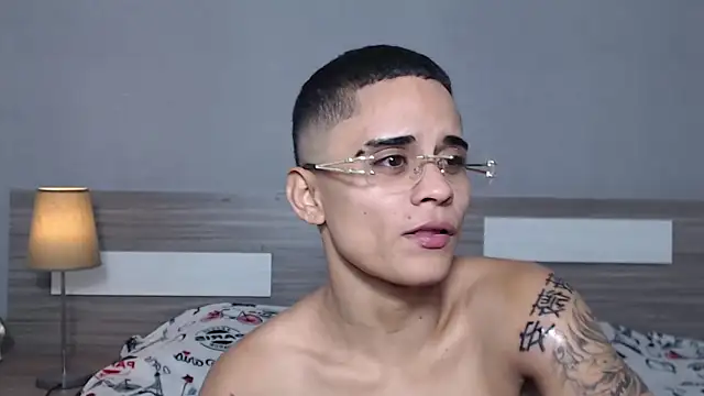 Liiamthompson online show from October 9, 10:35 am