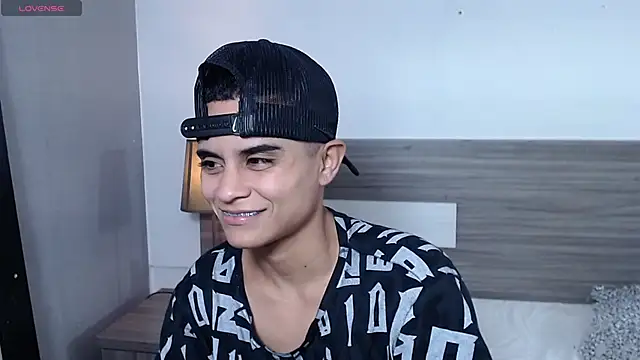 Liiamthompson online show from November 29, 9:45 am