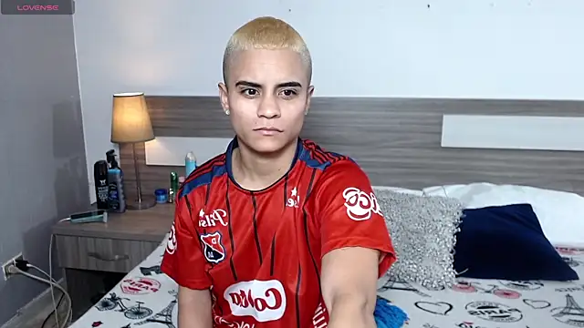 Liiamthompson online show from January 14, 9:15 am