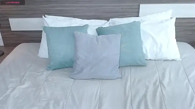 Liiamthompson online show from January 19, 10:30 am