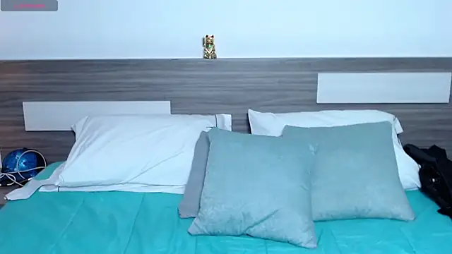 Liiamthompson online show from February 10, 9:30 pm