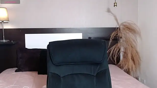Liiamthompson online show from April 30, 9:26 am