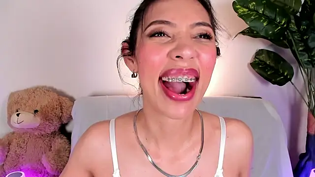 Snapshot of Miss_veronicaa2 chatting on May 8, 1:27 pm Miss veronicaa2 online show from May 8, 1:27 pm