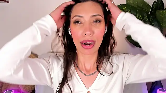 Snapshot of Miss_veronicaa2 chatting on May 11, 1:28 pm Miss veronicaa2 online show from May 11, 1:28 pm