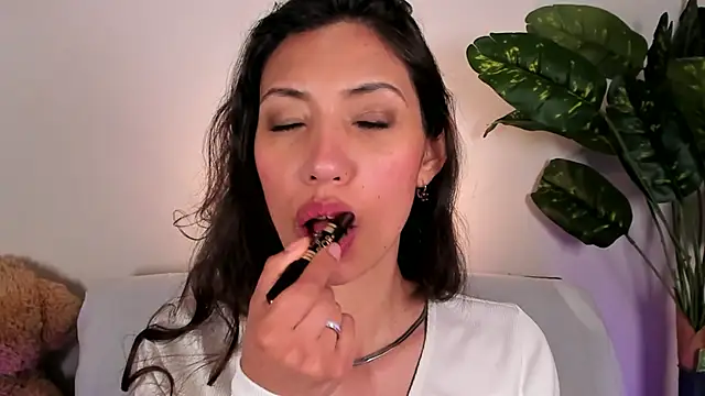 Snapshot of Miss_veronicaa2 chatting on May 11, 5:43 pm Miss veronicaa2 online show from May 11, 5:43 pm