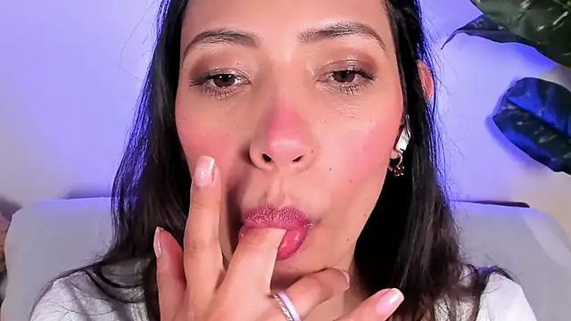 Snapshot of Miss_veronicaa2 chatting on May 14, 1:18 pm Miss veronicaa2 online show from May 14, 1:18 pm