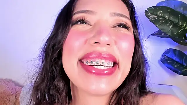 Snapshot of Miss_veronicaa2 chatting on May 21, 12:56 pm Miss veronicaa2 online show from May 21, 12:56 pm