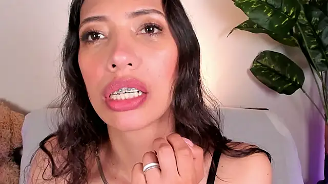 Snapshot of Miss_veronicaa2 chatting on May 22, 1:17 pm Miss veronicaa2 online show from May 22, 1:17 pm