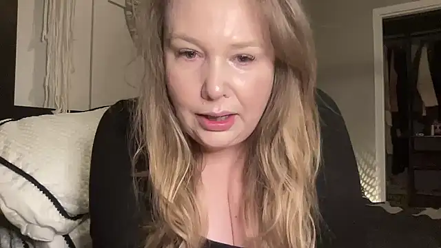 Snapshot of BustyHayleyUk chatting on January 29, 7:32 pm BustyHayleyUk online show from January 29, 7:32 pm