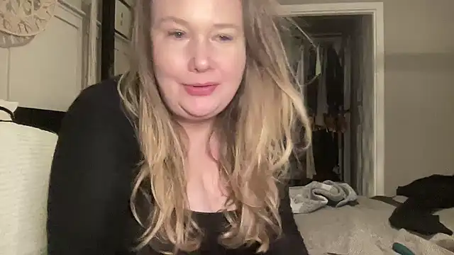 Snapshot of BustyHayleyUk chatting on February 4, 9:52 pm BustyHayleyUk online show from February 4, 9:52 pm