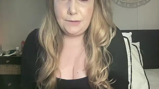 Snapshot of BustyHayleyUk chatting on February 5, 1:54 pm BustyHayleyUk online show from February 5, 1:54 pm