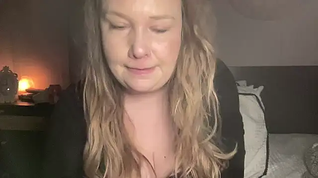 Snapshot of BustyHayleyUk chatting on February 6, 8:56 pm BustyHayleyUk online show from February 6, 8:56 pm