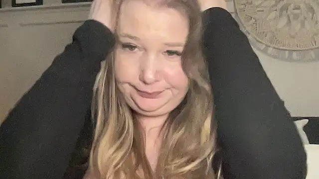 Snapshot of BustyHayleyUk chatting on February 12, 4:00 pm BustyHayleyUk online show from February 12, 4:00 pm