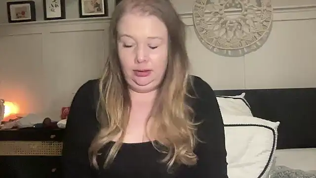 Snapshot of BustyHayleyUk chatting on February 14, 6:51 pm BustyHayleyUk online show from February 14, 6:51 pm