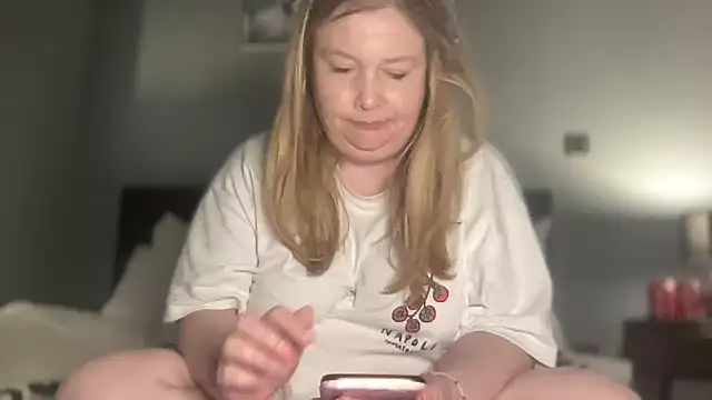 Snapshot of BustyHayleyUk chatting on April 7, 1:33 pm BustyHayleyUk online show from April 7, 1:33 pm