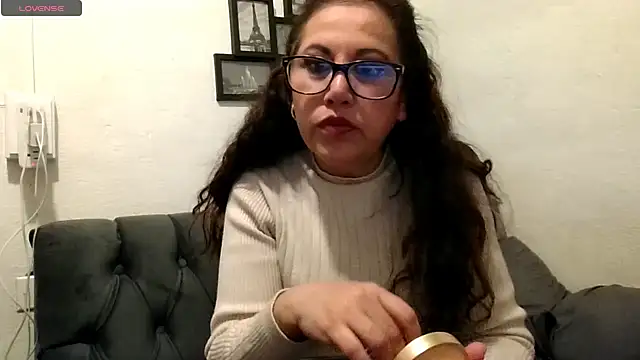 MirandaLatinaLovely online show from January 16, 4:38 am