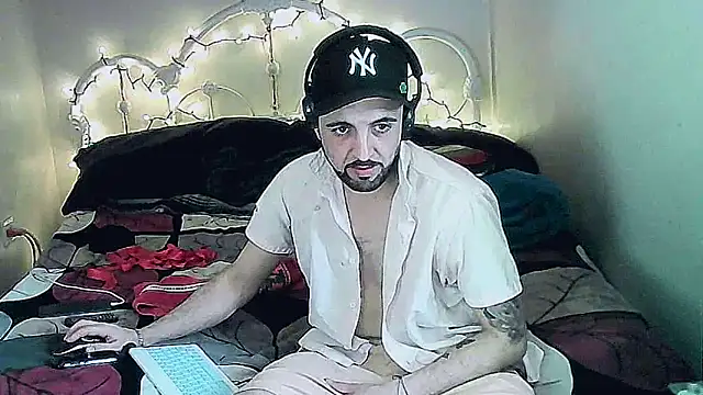 Snapshot of oliverfrommexico chatting on February 22, 12:38 am oliverfrommexico online show from February 22, 12:38 am