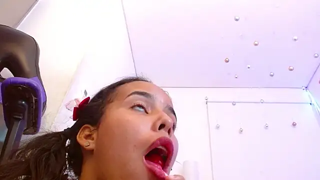 Roxy Stonee online show from March 13, 10:21 pm