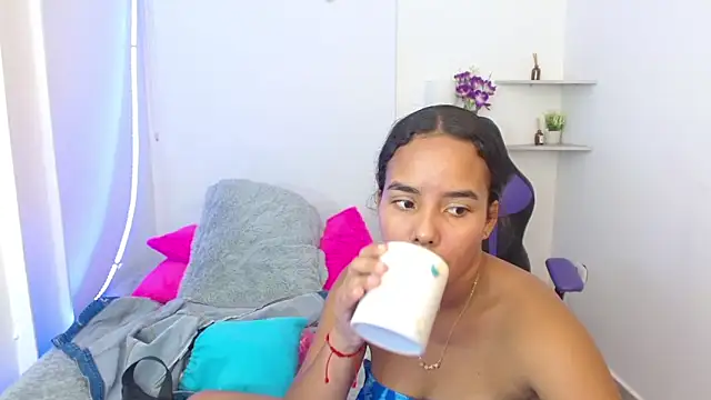 Roxy Stonee online show from March 17, 7:15 pm