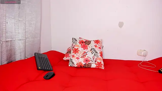 Snapshot of curly_sweett1 chatting on February 18, 3:21 pm curly sweett1 online show from February 18, 3:21 pm