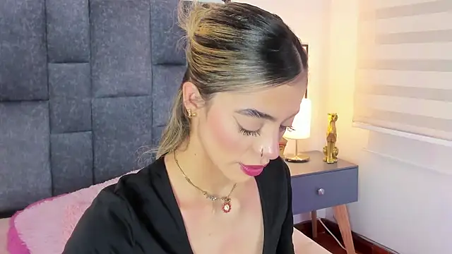 Snapshot of Violetta_Ficher chatting on April 13, 2:17 am Violetta Ficher online show from April 13, 2:17 am