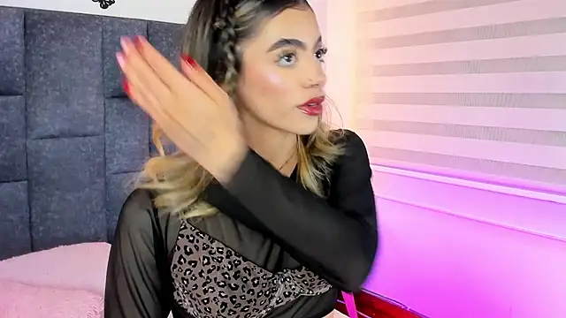Snapshot of Violetta_Ficher chatting on April 18, 2:15 am Violetta Ficher online show from April 18, 2:15 am