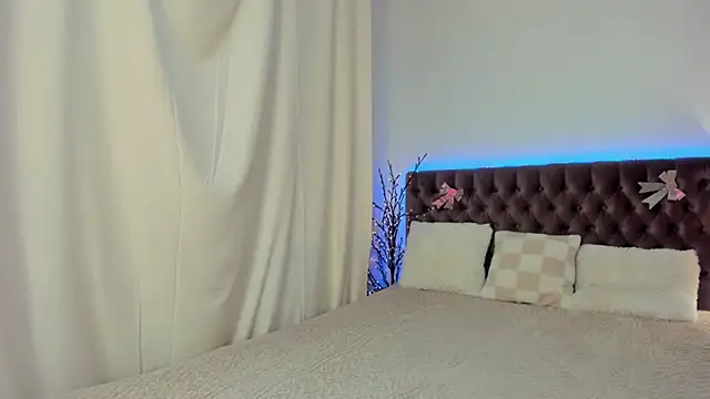 Ella Mayers online show from February 21, 9:32 pm