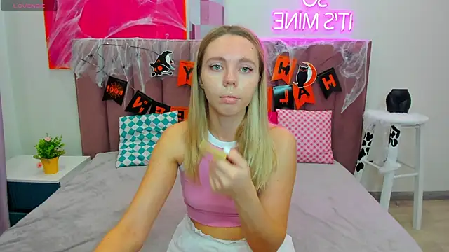 TessaAdorable online show from October 29, 1:30 am