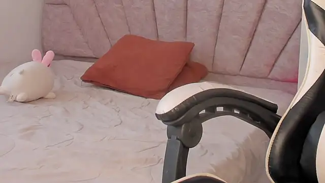 Snapshot of leahaltomm chatting on October 15, 7:47 pm leahaltomm online show from October 15, 7:47 pm