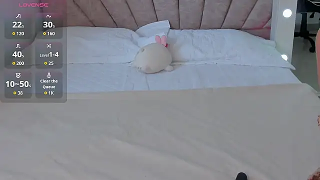 Snapshot of leahaltomm chatting on November 10, 8:41 pm leahaltomm online show from November 10, 8:41 pm