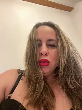 Snapshot of laarti chatting on February 18, 12:34 pm laarti online show from February 18, 12:34 pm