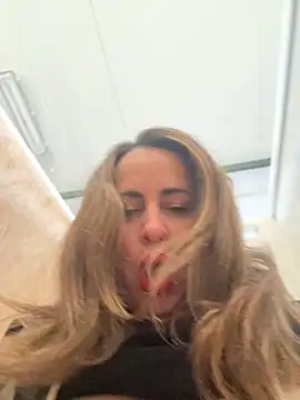 Snapshot of laarti chatting on February 24, 8:12 am laarti online show from February 24, 8:12 am