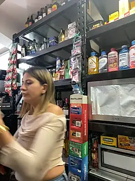 Snapshot of Andrea18_blonde chatting on February 18, 8:38 pm Andrea18 blonde online show from February 18, 8:38 pm