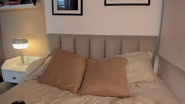 Gigi Strawberry online show from September 19, 4:58 am