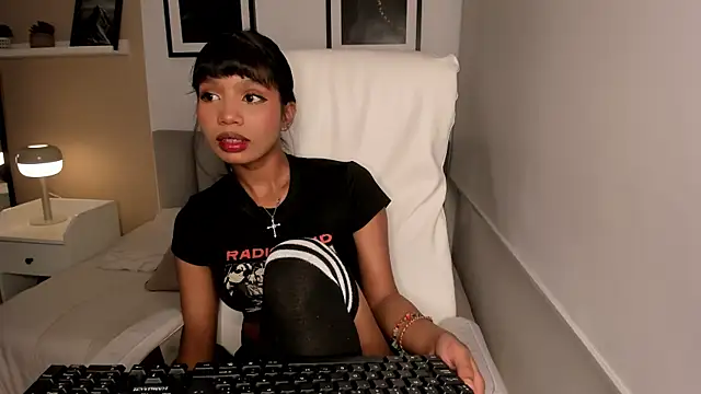 Gigi Strawberry online show from October 16, 4:46 am