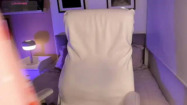 Gigi Strawberry online show from October 18, 5:21 am