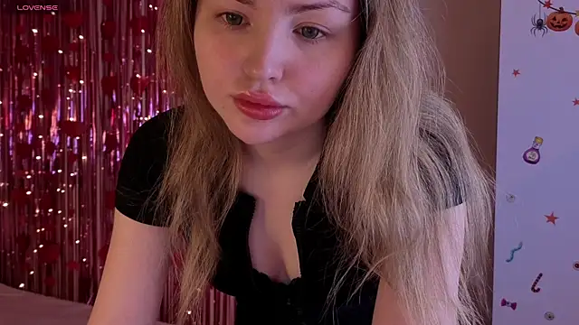 Lora Rosee online show from March 28, 2:05 pm