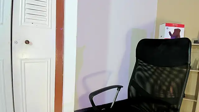 Snapshot of Violetta_0 chatting on October 1, 1:39 pm Violetta 0 online show from October 1, 1:39 pm