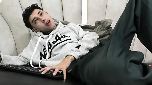 Snapshot of erickblaze_wm chatting on February 18, 1:11 pm erickblaze wm online show from February 18, 1:11 pm