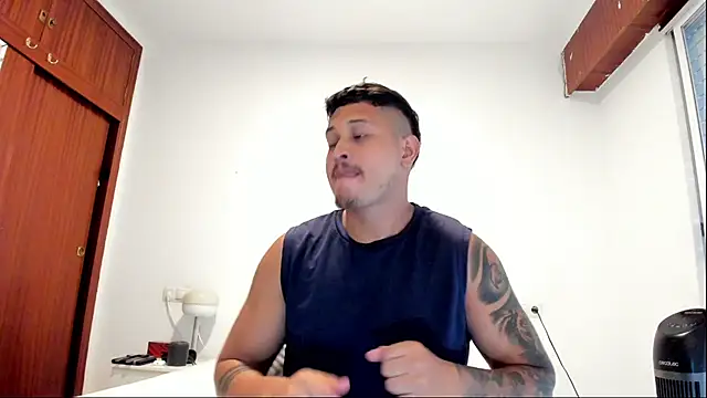 Snapshot of JohanSmith chatting on July 2, 12:11 pm JohanSmith online show from July 2, 12:11 pm