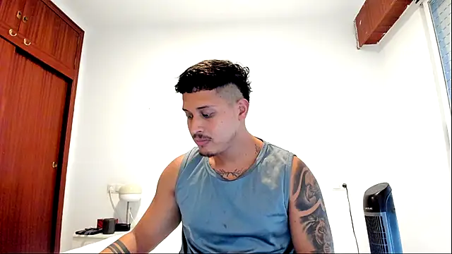 Snapshot of JohanSmith chatting on July 10, 1:47 pm JohanSmith online show from July 10, 1:47 pm