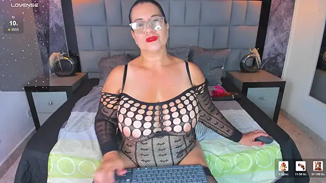Snapshot of Your_Lady_Milf chatting on April 25, 5:43 pm Your Lady Milf online show from April 25, 5:43 pm